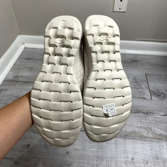 Skechers Womens Cream GOGA MAX Slip On Sneaker Size 9.5 Gen 5 Knit NEW - Picture 9 of 10